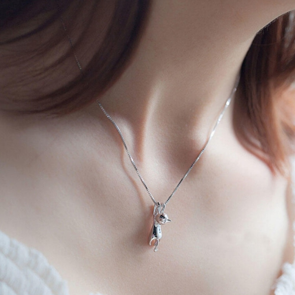 NWOT CUTE TINY SILVER HANGING CAT PENDANT NECKLACE